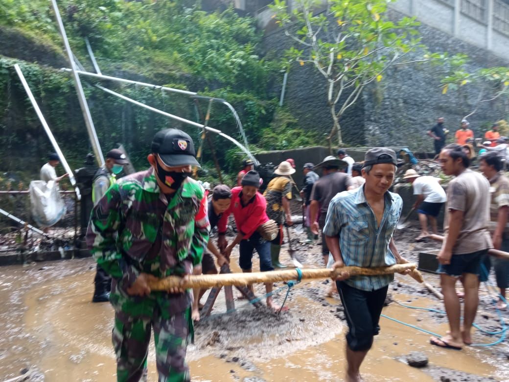 podiumnews.com-TNI-Masyarakat Bersihkan Material Longsor di Bangli